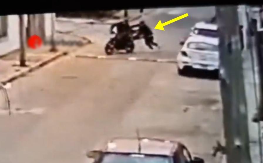 開槍的劫匪想騎送貨員的電單車逃走,受傷的劫匪也想跟著上車。(X)