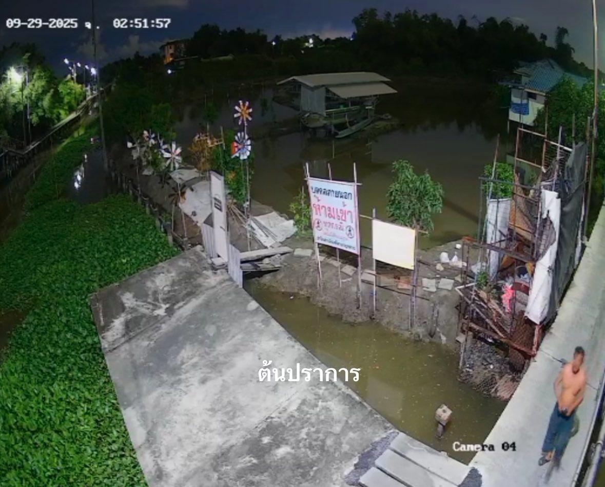 警方翻查監視器,發現一名赤裸上身男子從老婦家離開。(FB)