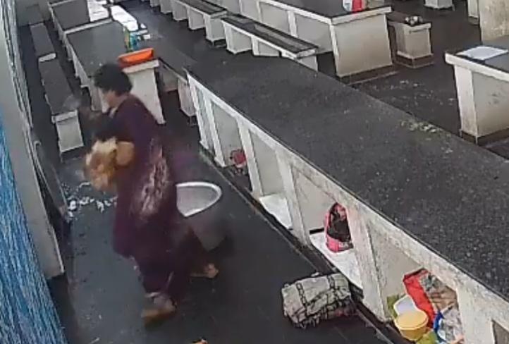 媽媽聞即趕至,立即把女兒抱去醫院求助。(X)