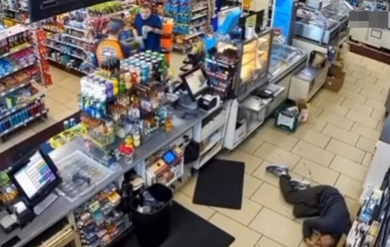 Ryan Taylor轉身看向藍衣男,對上了眼,隨即自殺身亡。(網上截圖)