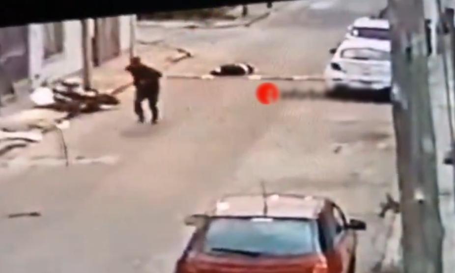 受傷的劫匪也想跟著上車,惟體力不支倒在路中昏迷,同伴則嚇得棄車逃跑。(X)