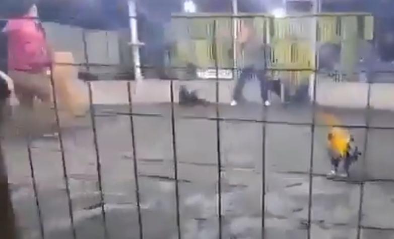 Corzo中刀後連忙退走,其他人也上前幫忙。(X)