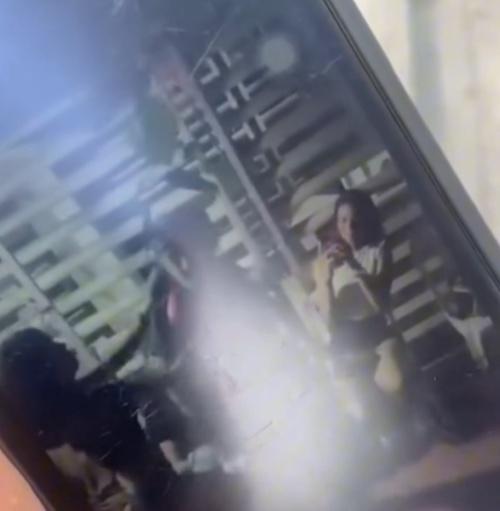 Melani與Camilo拳來拳往,互有閃避,亦有擊中。(X)