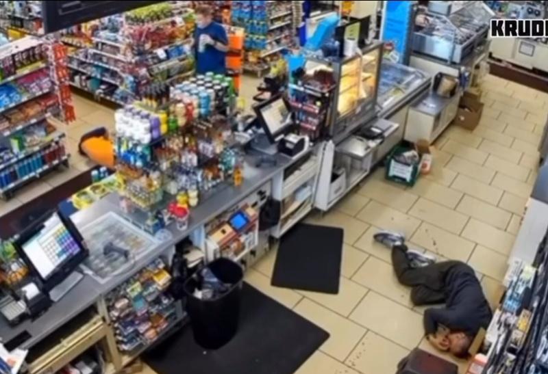 藍衣男嚇得整個人僵住,過了好一會兒後才反應過來。(網上截圖)