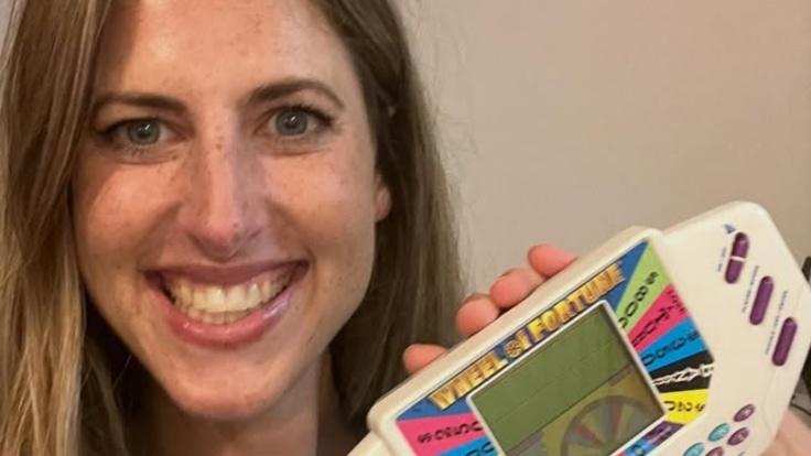 Christina受訪時坦言童年就喜歡《幸運之輪》,甚至擁有90年代的掌上型遊戲機。(X)