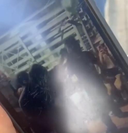 Melani與Camilo拳來拳往,互有閃避,亦有擊中。(X)