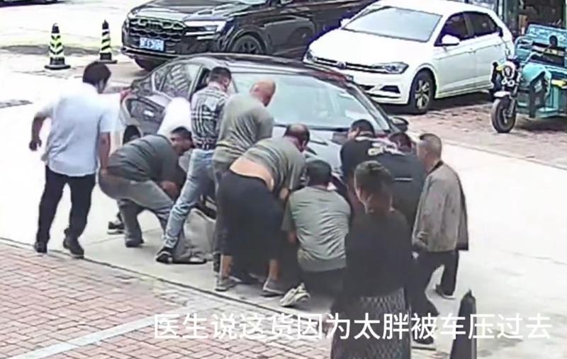飼主及鄰居驚聞叫聲隨即查看,見狀立即合力抬起車輛把圓圓從輪下救出。(微博)