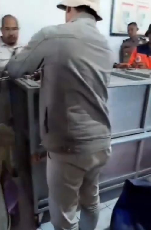 上午約10點,成功把花豹移送入籠子,並帶離酒店。(X)