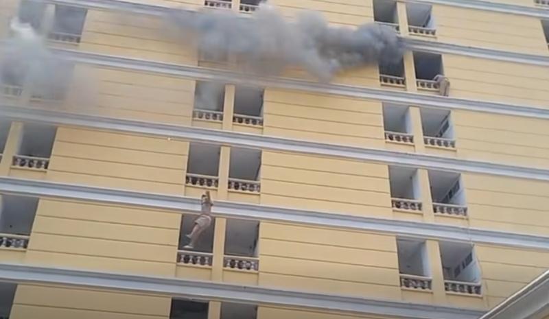 一家人被濃煙包圍,男子試圖從露台逃生,卻不慎墮落地面,送院後因傷重不治。(FB)