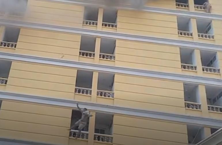 一家人被濃煙包圍,男子試圖從露台逃生,卻不慎墮落地面,送院後因傷重不治。(FB)