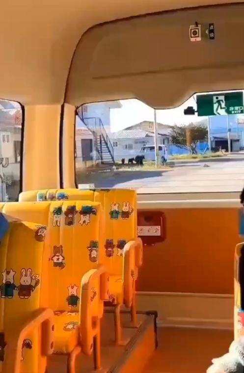 車上學童目睹此景,害怕得不斷發出充滿恐懼的尖叫聲。(X)