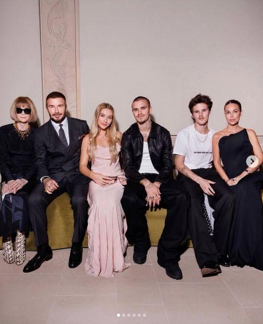 Victoria上載Anna Wintour、碧咸、哈七、Romeo、Cruz與Jackie觀看其時裝展的合照。