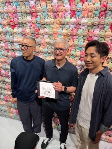 庫克參觀上海Labubu展覽,成為其中國行程首站活動。(網上圖片)