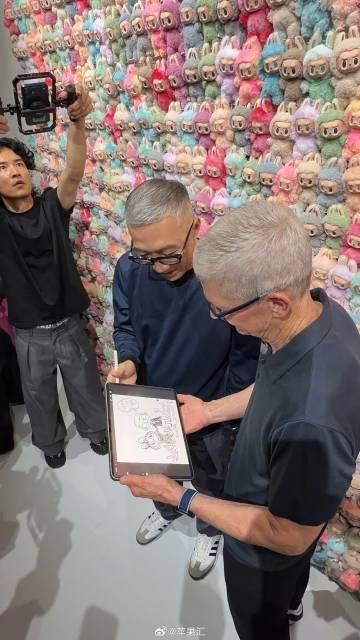 龍家昇向庫克示範如何在iPad上繪製Labubu。(網上圖片)