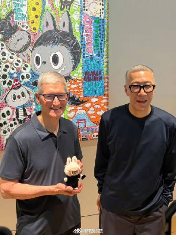 蘋果行政總裁庫克(Tim Cook)近日訪華,並參觀上海Labubu展覽獲贈專屬公仔。(網上圖片)