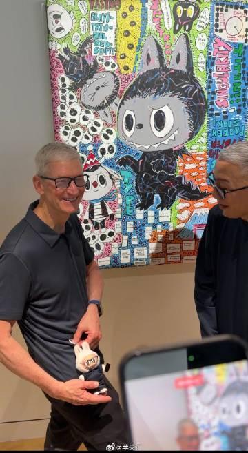 蘋果行政總裁庫克(Tim Cook)近日訪華,並參觀上海Labubu展覽獲贈專屬公仔。(網上圖片)