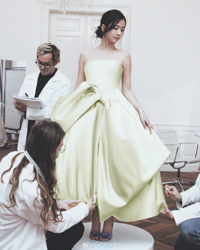 Jisoo早前為Dior示範的蘋果綠ball dress,同樣獲網民高度討論。
