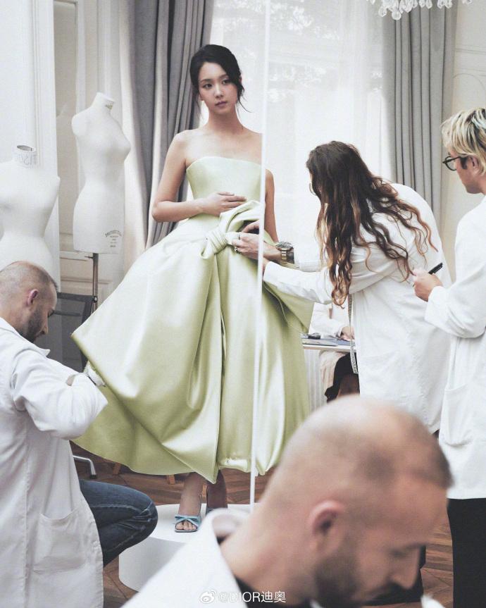 Jisoo示範的蘋果綠ball dress,非常高貴。