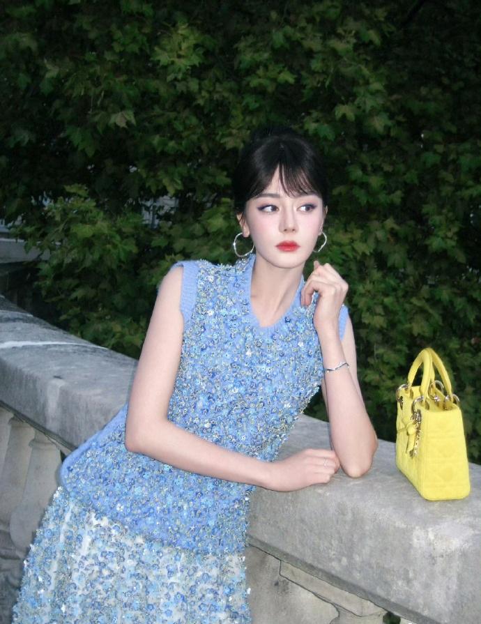 Dior上載多張迪麗熱巴的秀場照,獲中國網民討論。