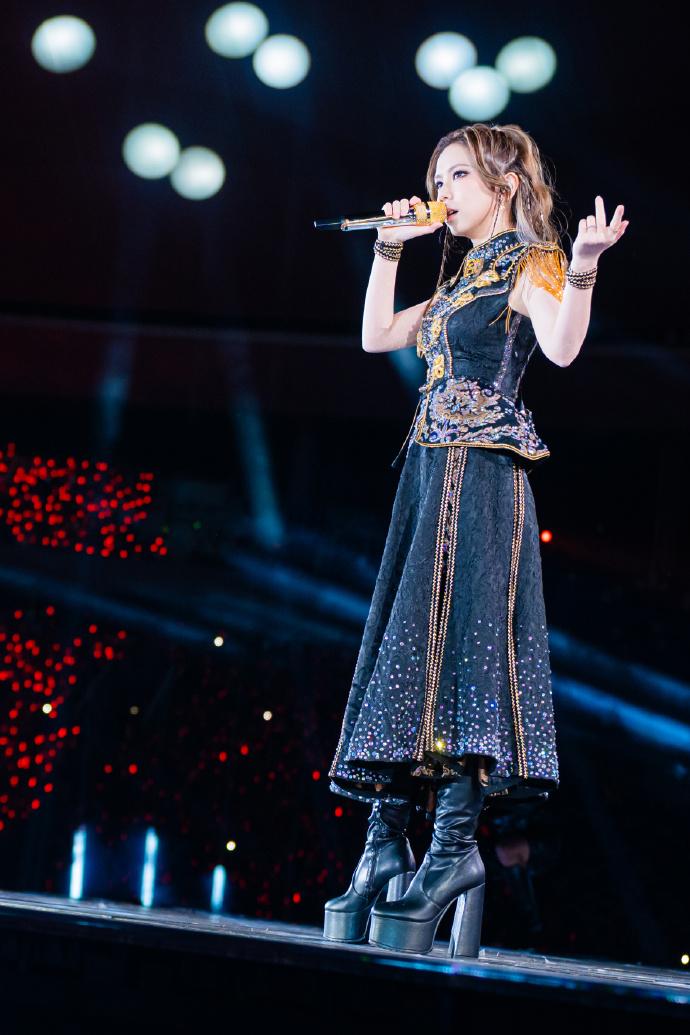 換上新歌衫的G.E.M.,這次玩《聖鬥士星矢》概念。