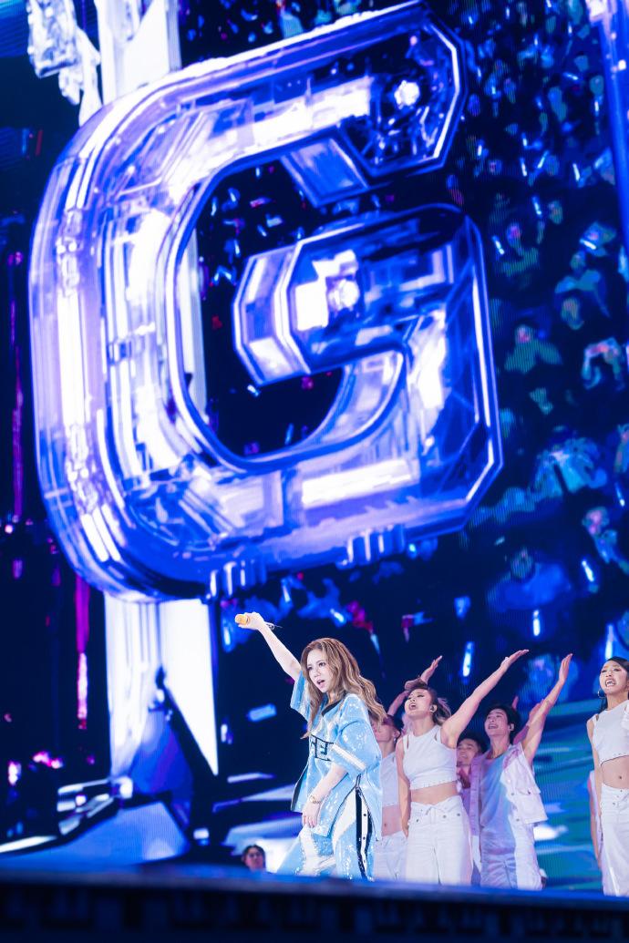 G.E.M.亦有表演舞蹈,令演唱會目不暇給。