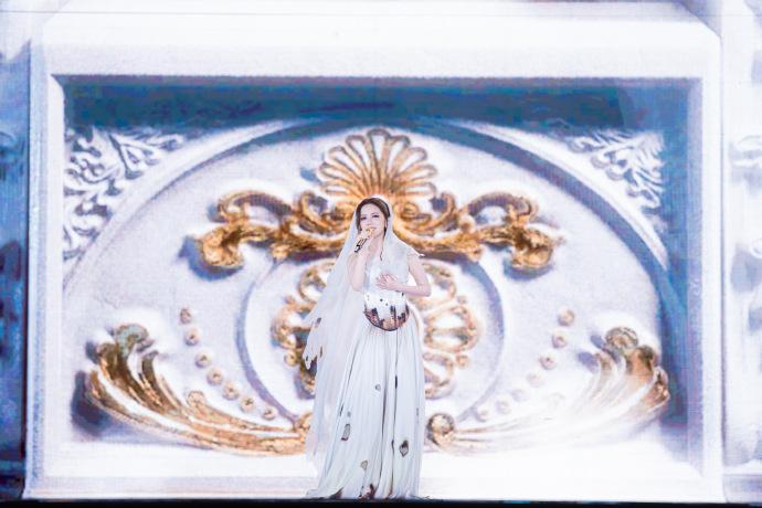 G.E.M.的女神打扮非常華麗。