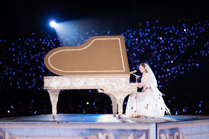 演唱會上G.E.M.又彈又唱。