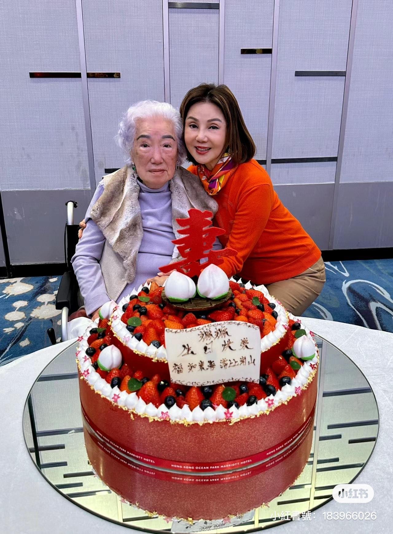 謝玲玲與前奶奶余寶珠依然保持密切關係。