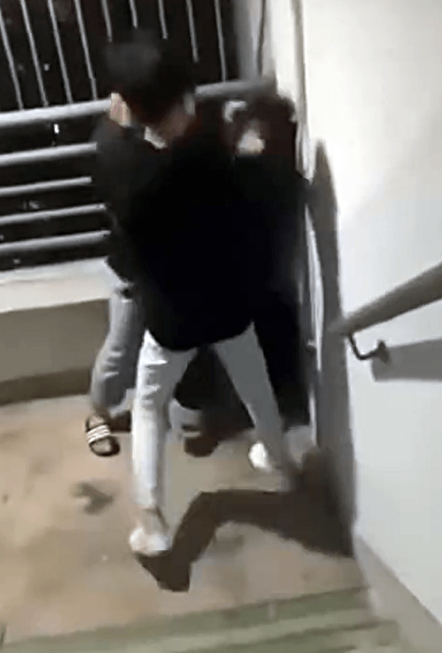 屯門兩名男童後樓梯狂毆一名長髮少女。(網上影片截圖)