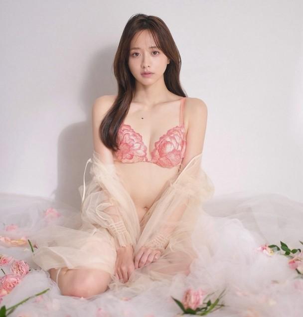 森香澄離巢後轉行性感路線。