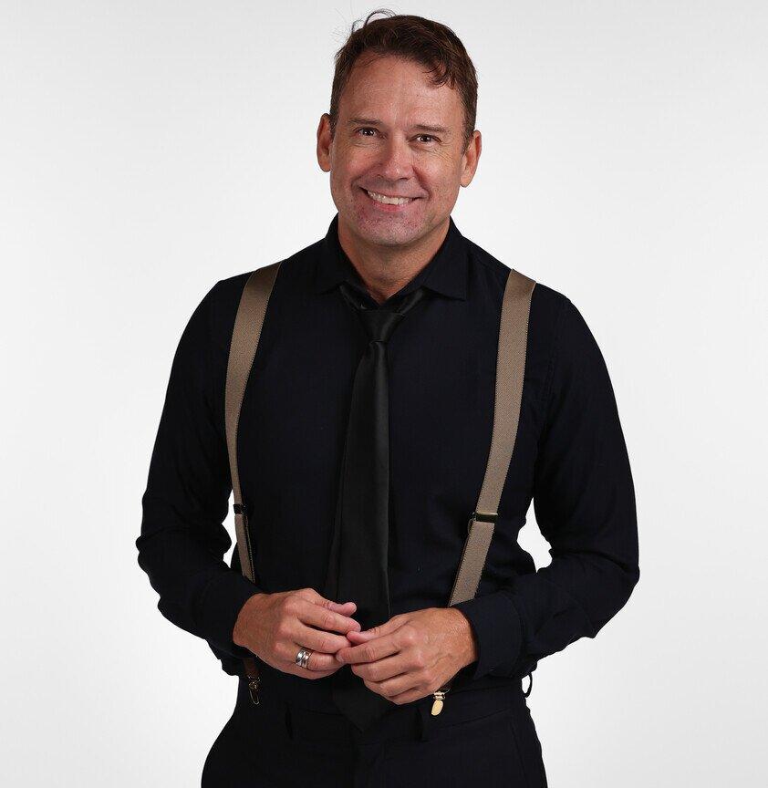 現為美國曼菲斯交響樂團與亞利桑那音樂節的音樂總監的Robert Moody,對歌曲有獨特見解,由他指揮棒下演繹的名作,別布一番情調。