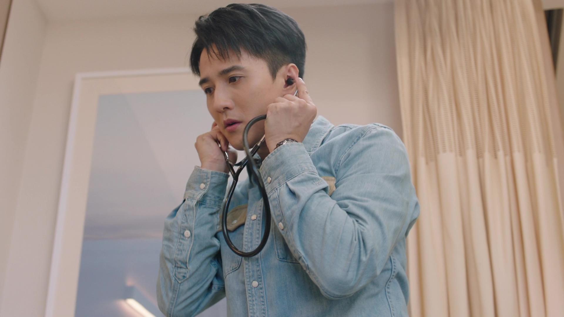 黃庭鋒首度登場即引來網民注意。