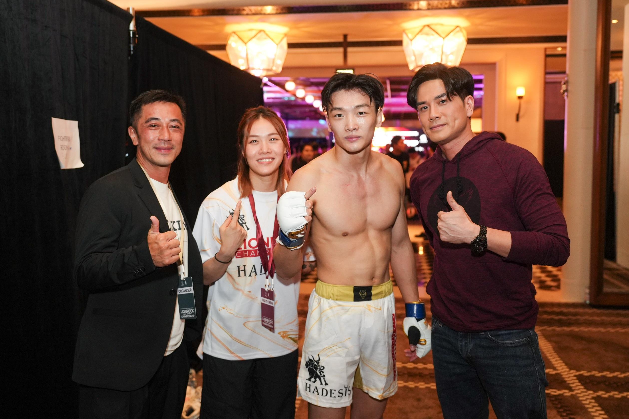 香港選手鍾沛榮勝出賽事,伍允龍於後台恭賀對方,並合照留念。