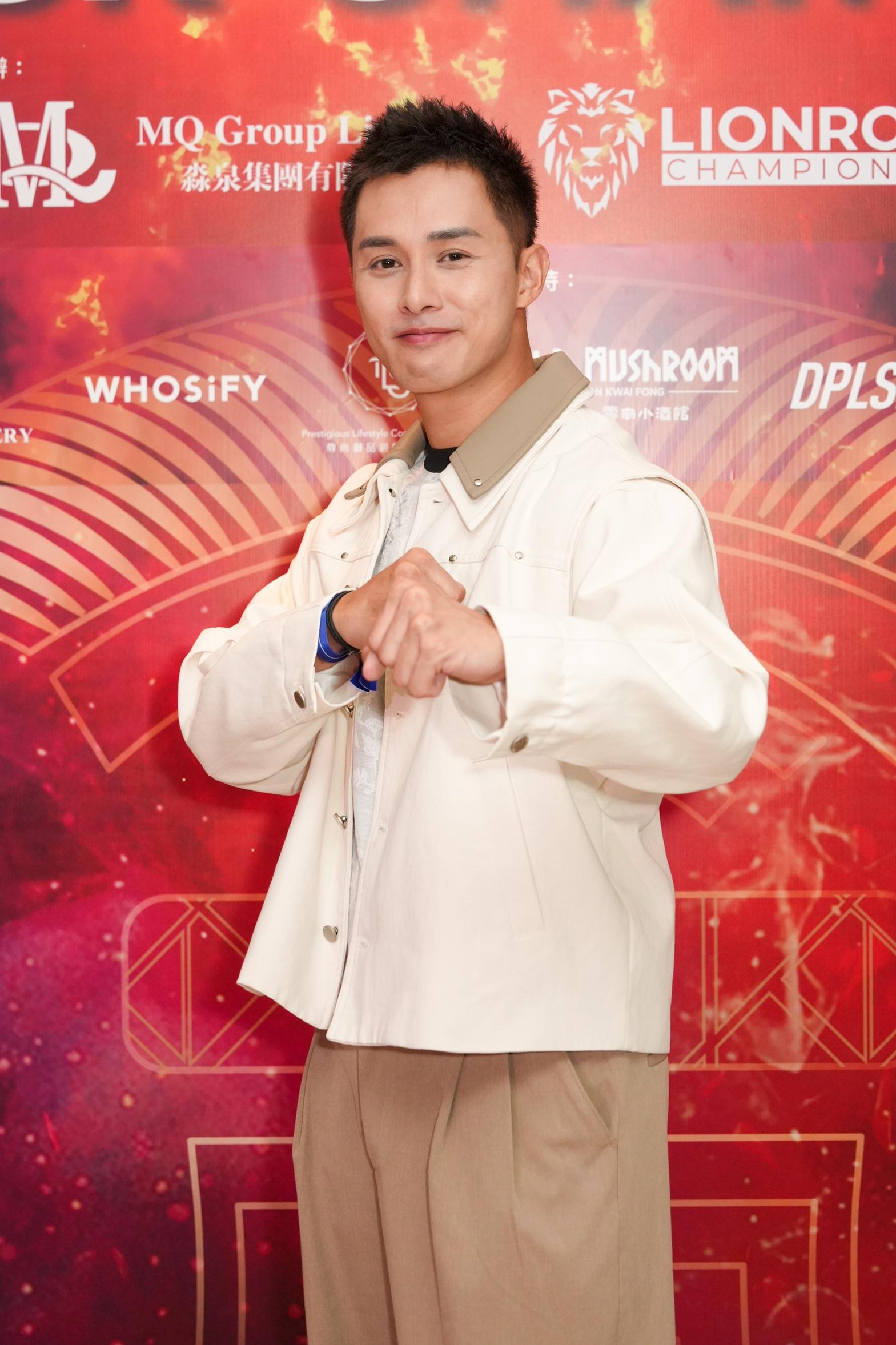 何廣沛現身拳賽,與現場觀眾一同感受拳拳到肉的震撼場面。