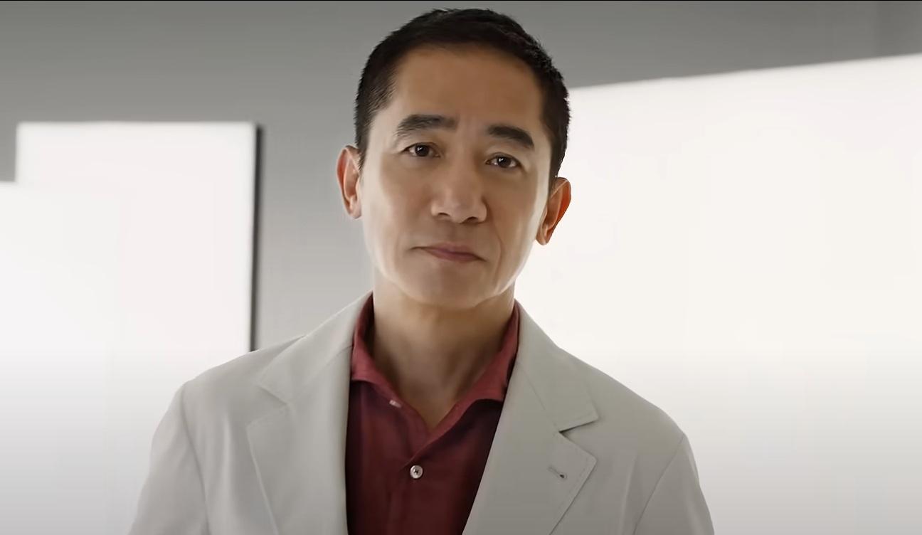 梁朝偉時隔一年再演繹滙豐廣告,並透過其招牌眼神拉開全新廣告序幕。(滙豐YouTube截圖)