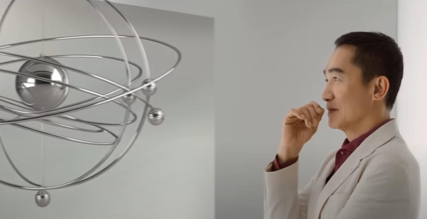 梁朝偉時隔一年再演繹滙豐廣告,並透過其招牌眼神拉開全新廣告序幕。(滙豐YouTube截圖)