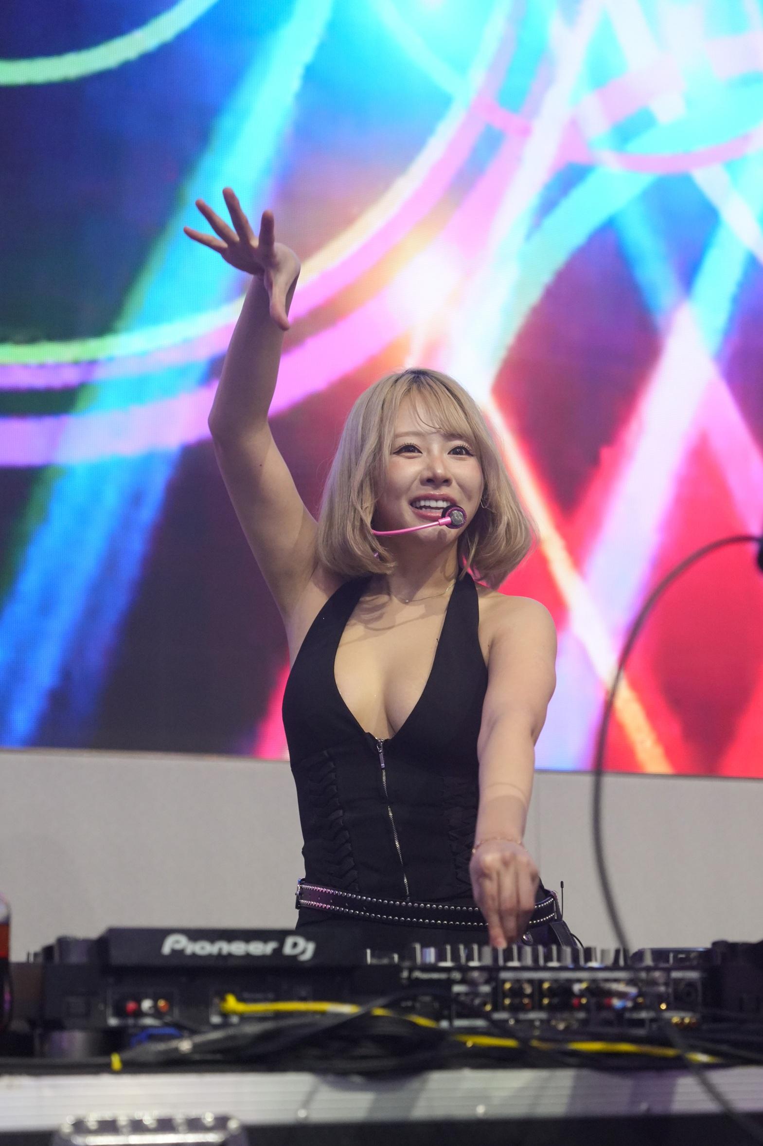 DJ浜崎真緒把音樂與格鬥融合,打造視聽震撼的格鬥之夜。