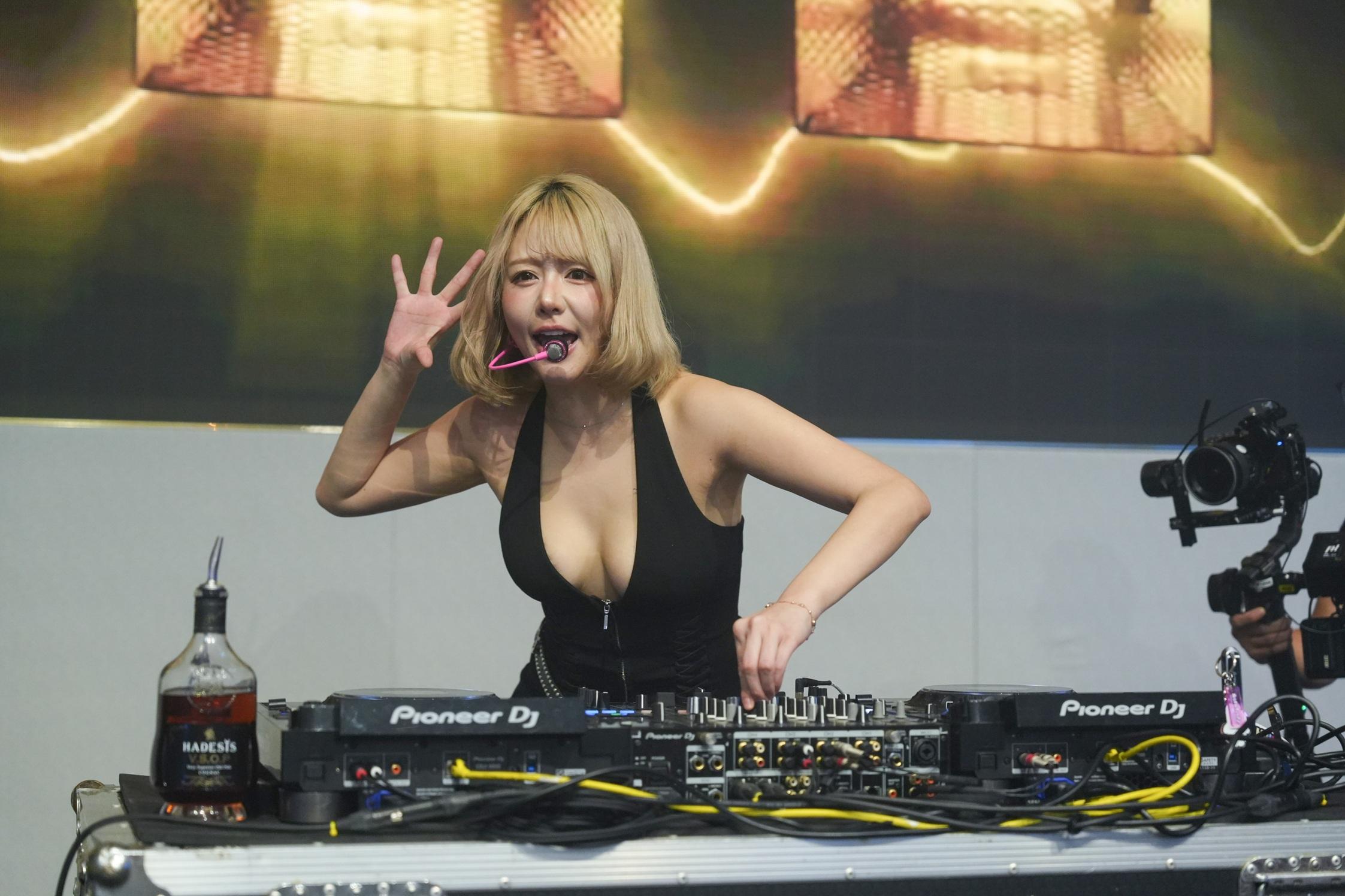 DJ浜崎真緒擔任表演嘉賓,於緊張激烈的賽事中注入節奏與氣氛。音樂與格鬥交織,打造視聽震撼的格鬥之夜。