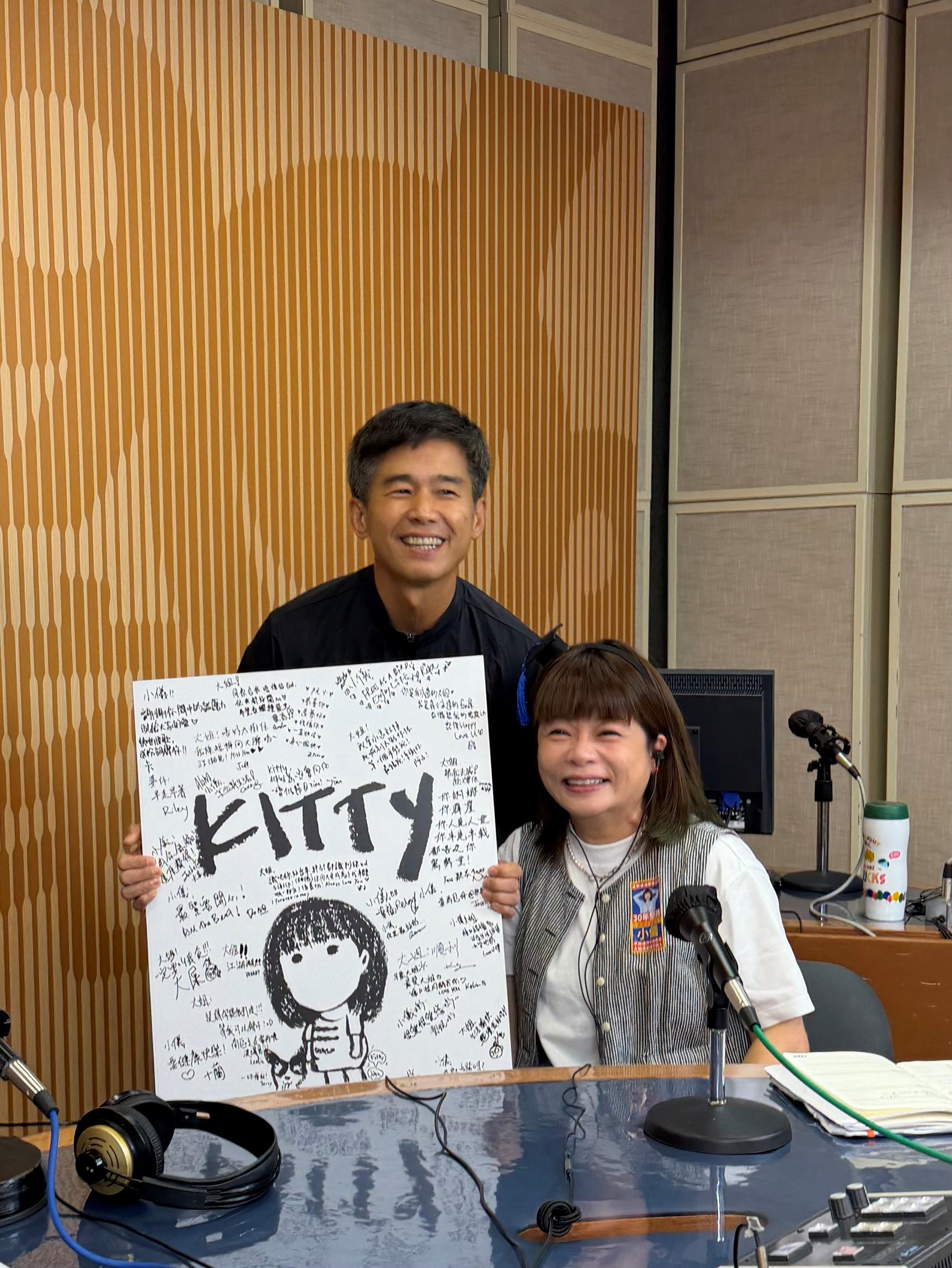 小儀收到偶像林海峰送上親筆繪製的畫作。