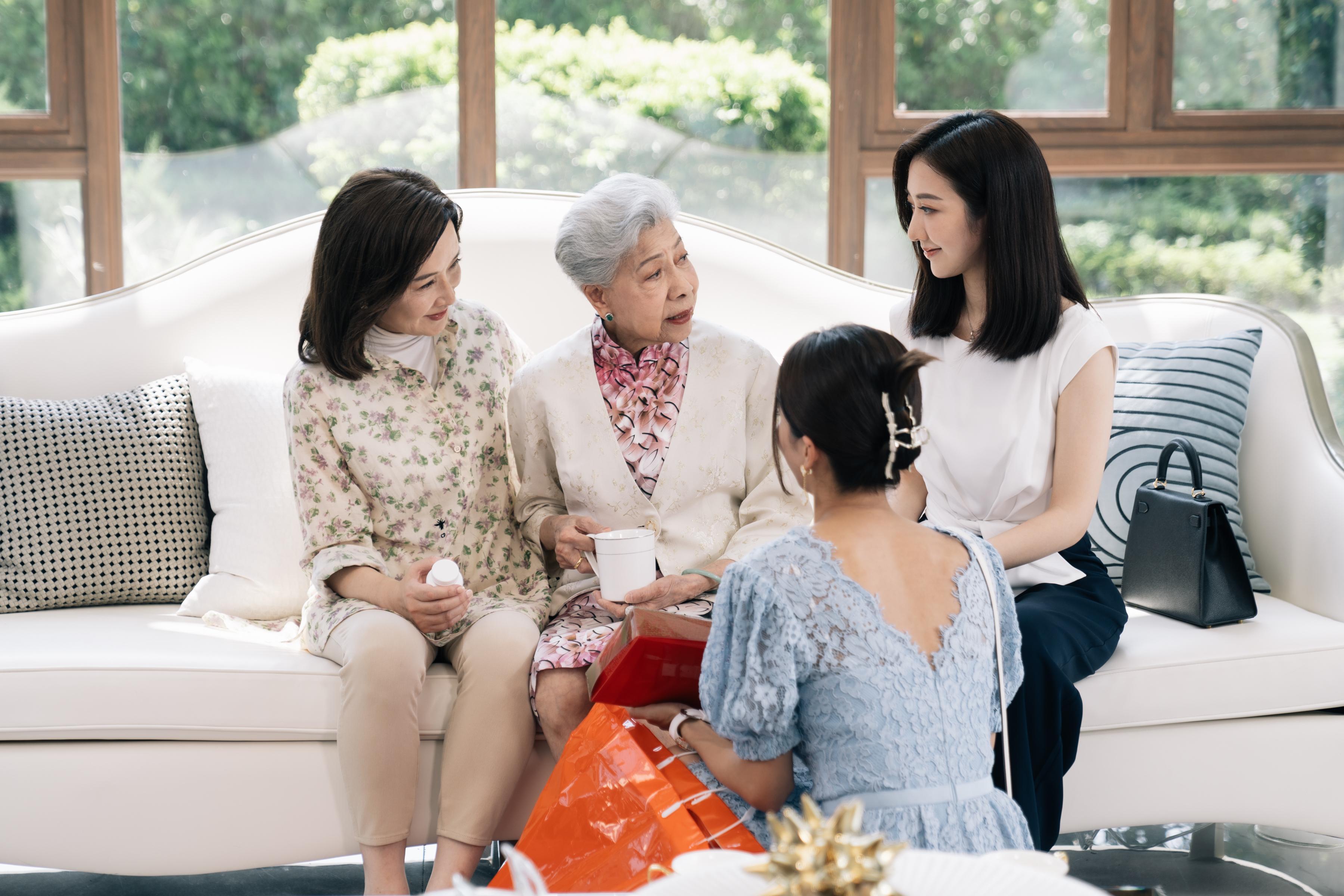 監製當時話拍《金色大廈》,依家監製應該考慮改名拍《黑色森林》喎。