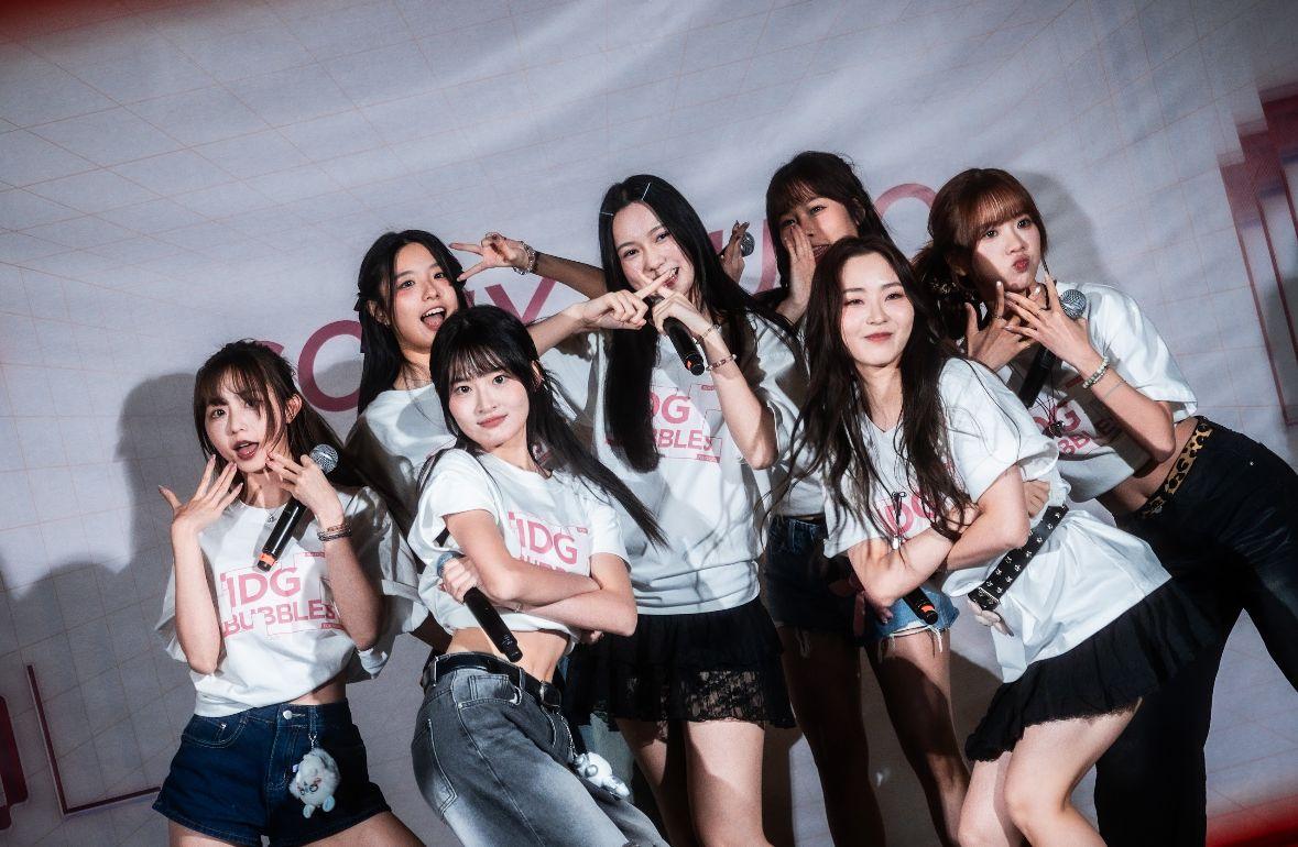 IdG Bubbles 連環快歌熱舞,亦令台下學生熱血沸騰。