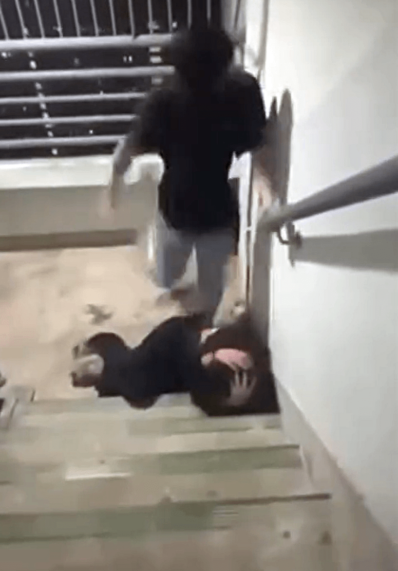 屯門兩名男童後樓梯狂毆一名長髮少女。(網上影片截圖)