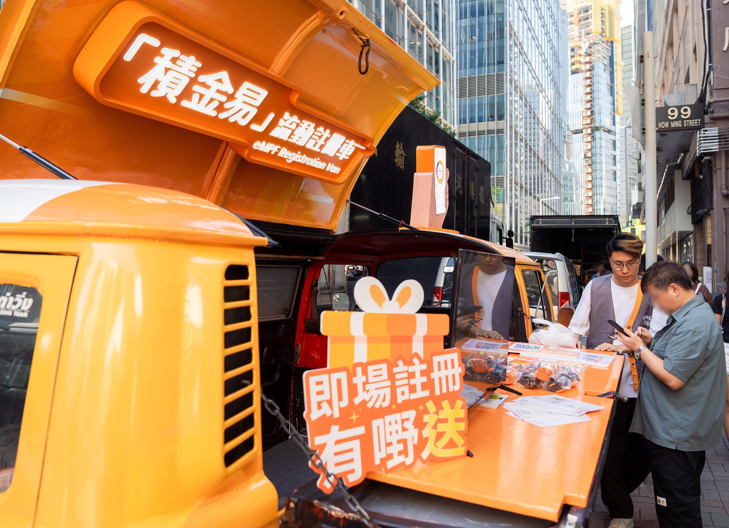 MPF|啟動儀式後,部分車隊在觀塘區協助打工仔女註冊「積金易」。