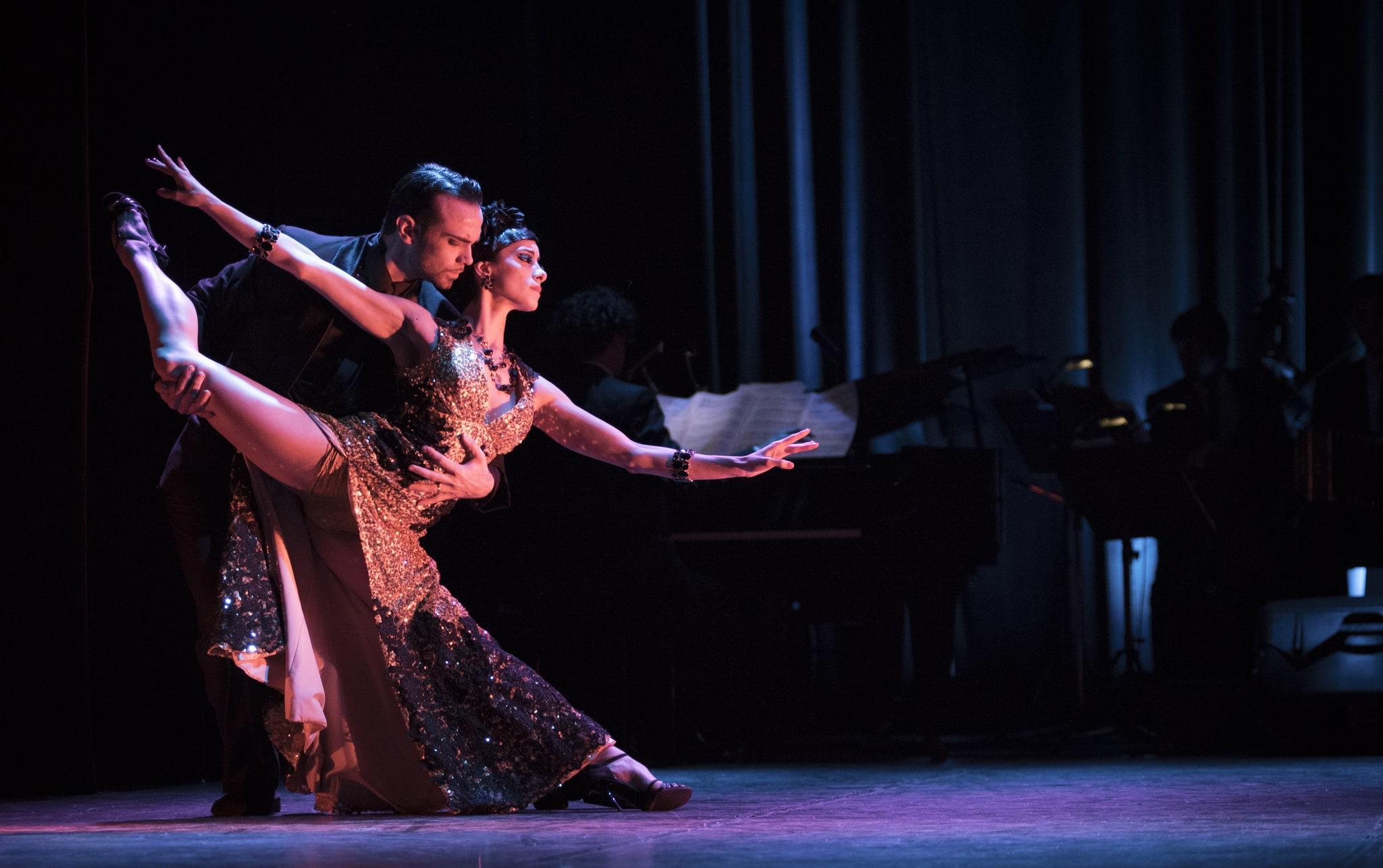 《夜色探戈》已在全球多個地方上演,並且廣獲好評。