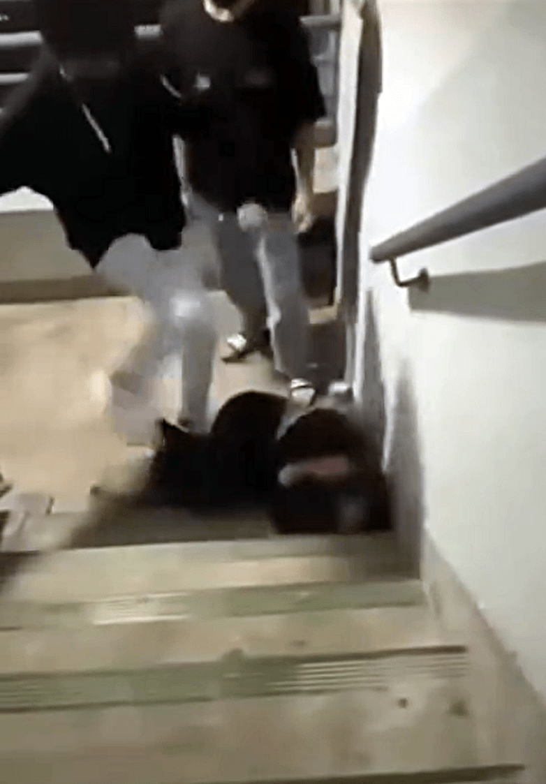 屯門兩名男童後樓梯狂毆一名長髮少女。(網上影片截圖)
