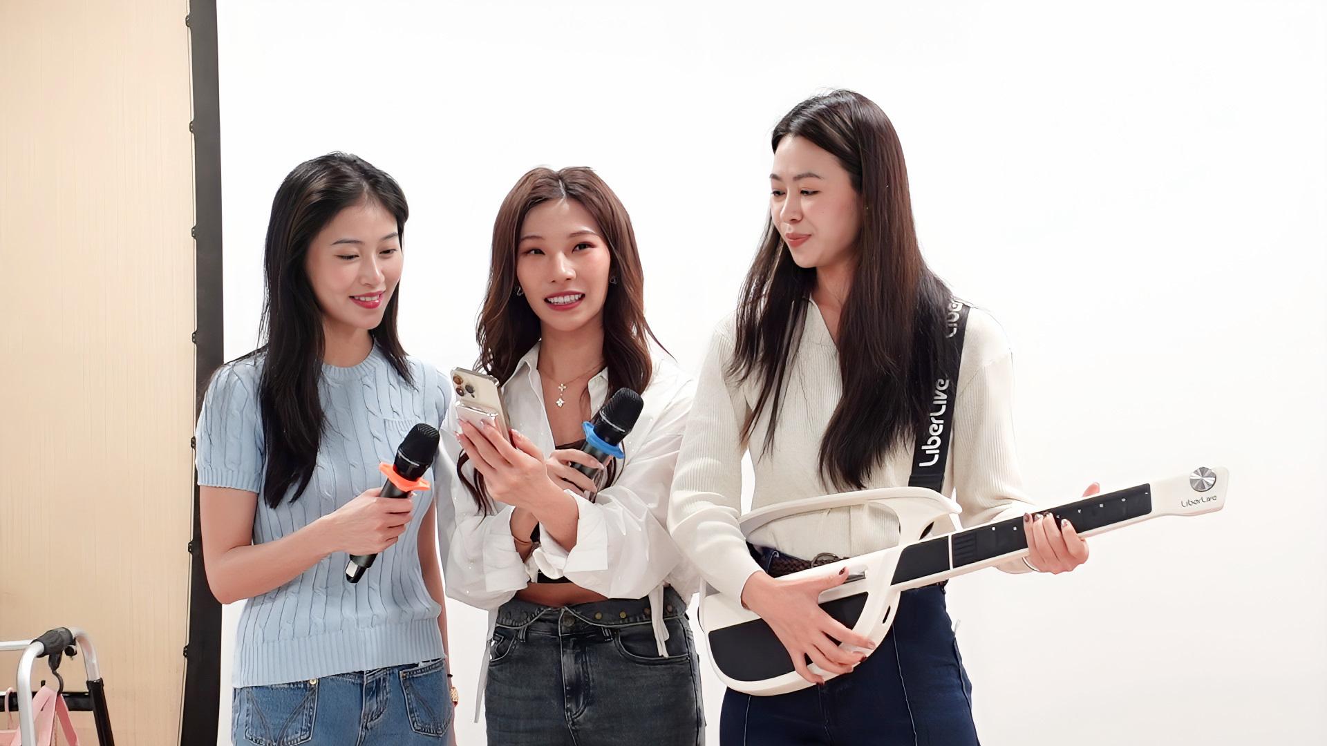 (左起 )倪樂琳、梁采貽、陳銘鳳獻唱歌曲,令長者們十分開心。