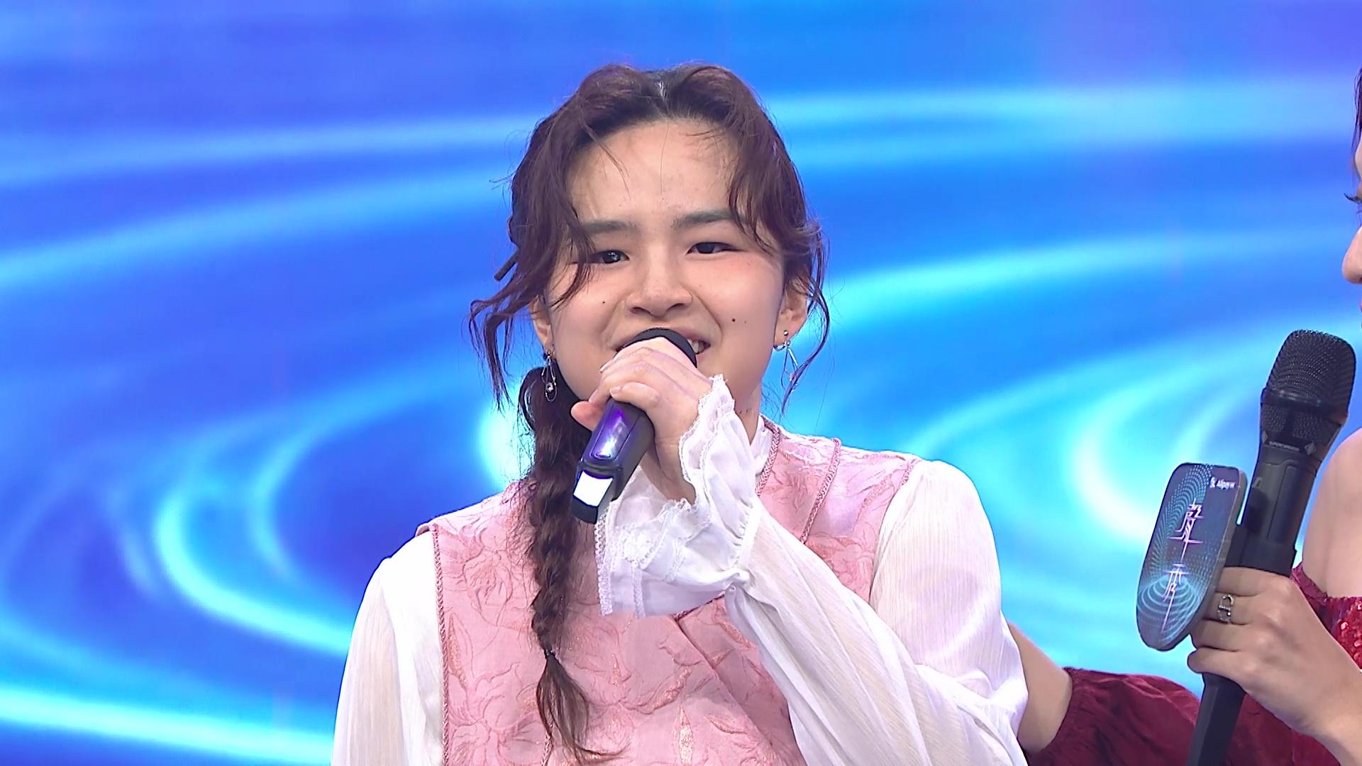 Michelle以jazz tone唱出充滿法國風情的《粉紅色的一生》。