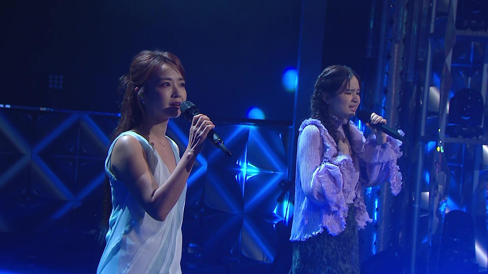 二人以無伴奏開場,連評審陳奐仁(Hanjin)聽到拍哂手