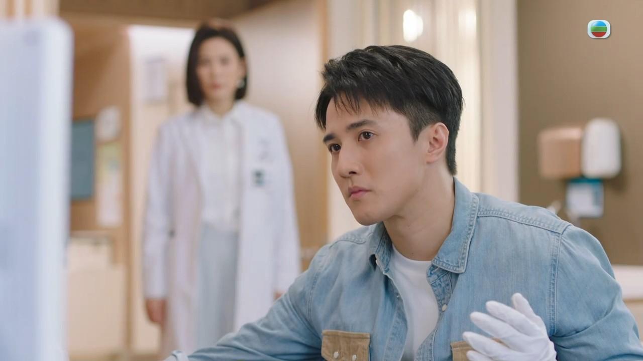 黃庭鋒初來醫院即場幫病人做手術,更被路過嘅宣萱讚賞。