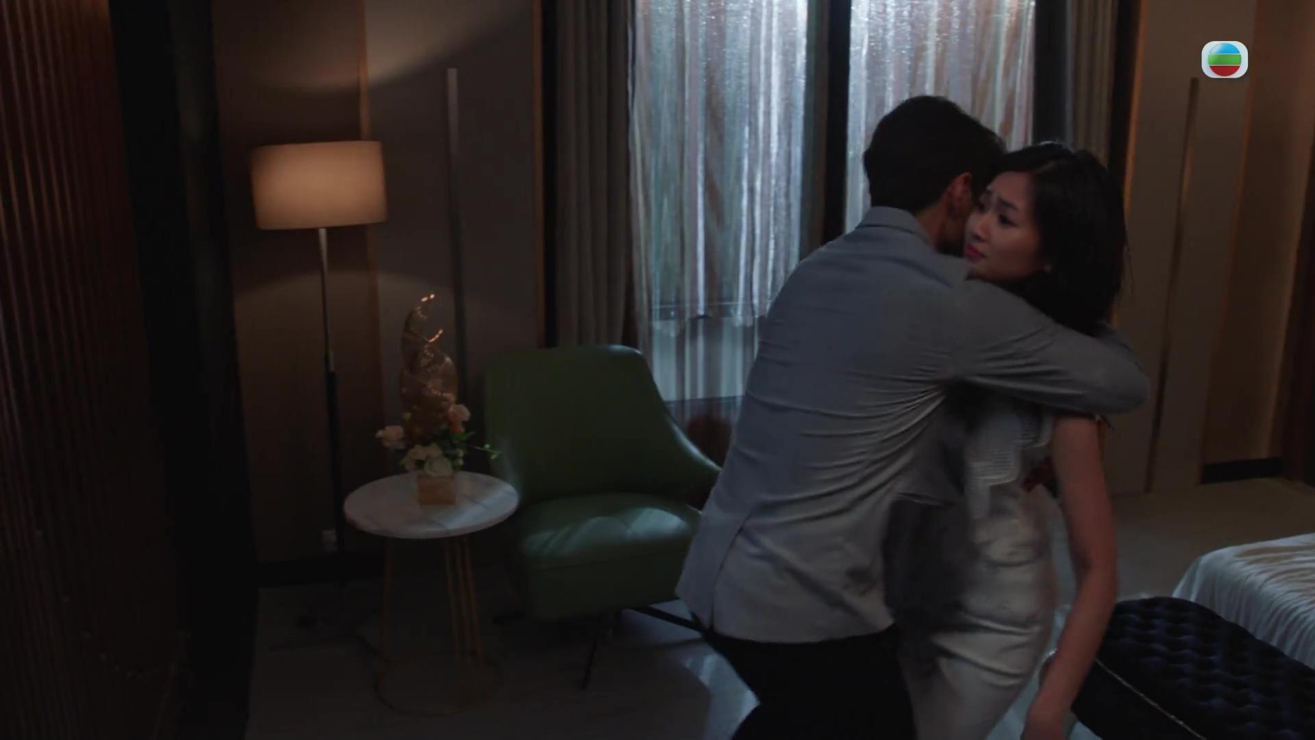 呢個床戲齋睇都好肉緊,郭柏妍拍到「紅都面晒」。